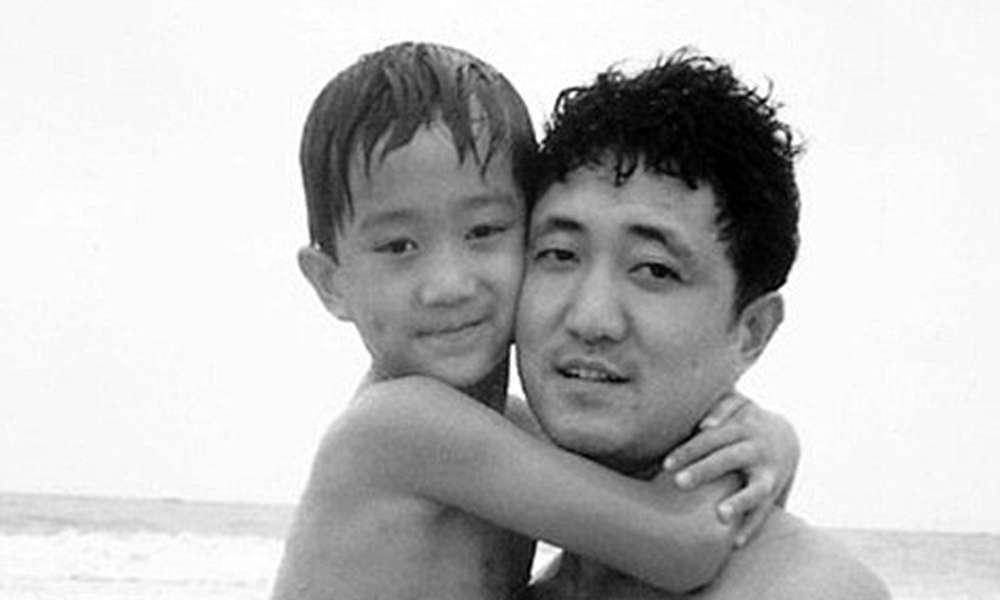Taboola Ad Example 47314 - Отец делал совместное фото с сыном каждый год, 25 лет подряд. Последнее фото вас расстрогает!